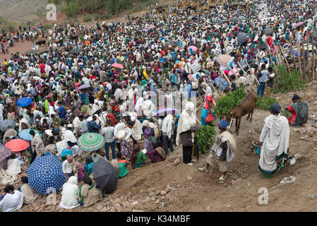 Des foules immenses au marché en plein air organisé le samedi saint orthodoxe éthiopien Tewahedo pour acheter de la nourriture afin de célébrer la fin de la période de carême, Lalibela, Amhara, Éthiopie Banque D'Images