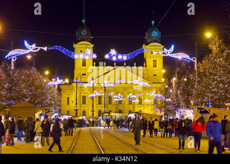 DEBRECEN, HONGRIE - le 13 décembre 2016 : les gens marcher au marché de noel sur la Place Kossuth Kossuth (ter) dans le centre de la vieille ville de Debrecen Banque D'Images