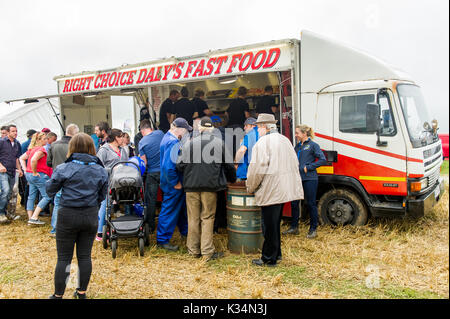 Les gens à la file d'un fast-food au camion Ford 100 Fest à Ballinascarthy, West Cork, Irlande. Banque D'Images
