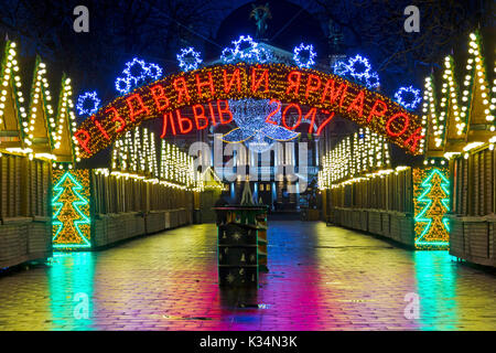 LVIV, UKRAINE - le 11 décembre 2016 : Marché de Noël dans le centre de Lviv sur Liberty avenue, près de l'Opéra Théâtre Banque D'Images