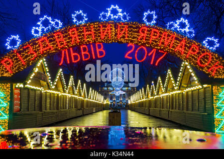 LVIV, UKRAINE - le 11 décembre 2016 : Marché de Noël dans le centre de Lviv sur Liberty avenue, près de l'Opéra Théâtre Banque D'Images