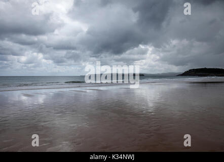 Marée basse sur la plage de Sardinero, Santander, Cantabria, monochrome Banque D'Images