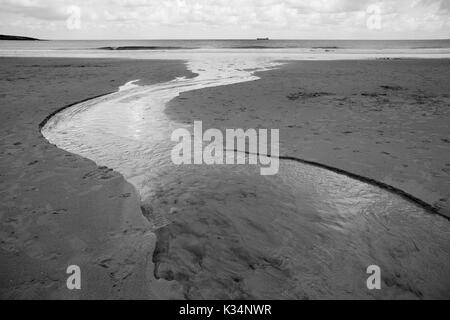 Marée basse sur la plage de Sardinero, Santander, Cantabria, monochrome Banque D'Images