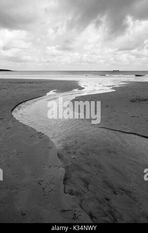 Marée basse sur la plage de Sardinero, Santander, Cantabria, monochrome Banque D'Images