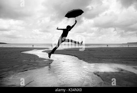 Silly marche sur une plage humide, plage Sardinero de Santander sur l'image Banque D'Images