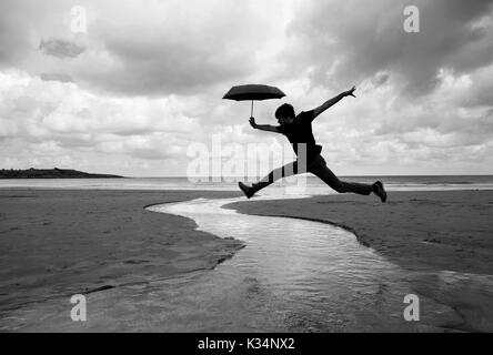 Silly marche sur une plage humide, plage Sardinero de Santander sur l'image Banque D'Images