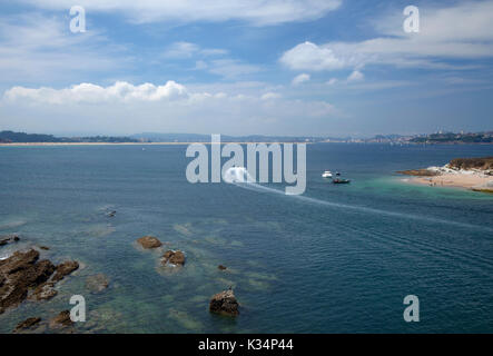 Baie de Santander Partenaire, Cantabria, ESPAGNE, vue du bord de mer de Playa de Loredo vers petite île La Isla de Santa Marina Banque D'Images