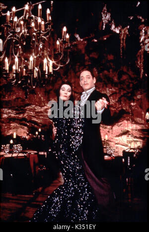 La famille ADDAMS ANGÉLICA HUSTON, RAUL JULIA Date : 1991 Banque D'Images