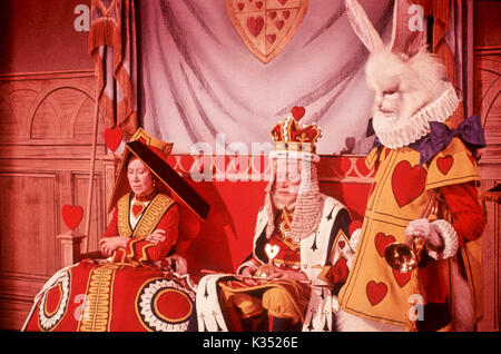 AVENTURES D'ALICE AU PAYS DES MERVEILLES (Royaume-Uni 1972) FLORA ROBSON (la Reine des coeurs), DENNIS PRICE (le Roi des coeurs), MICHAEL CRAWFORD (le lapin blanc) AVENTURES D'ALICE AU PAYS DES MERVEILLES [BR 1972] date : 1972 Banque D'Images