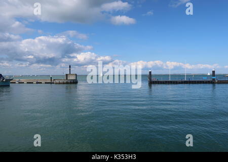 Vue sur le Solent du port de débarquement de la Trinité, Cowes, île de Wight. UK. Banque D'Images