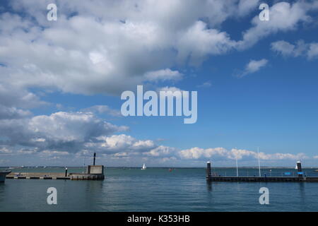 Vue sur le Solent du port de débarquement de la Trinité, Cowes, île de Wight. UK. Banque D'Images