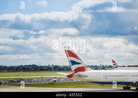 Nageoire caudale avec British Airways de couleurs sur un avion de passagers stationné à Londres Heathrow Airport Terminal 3 Banque D'Images