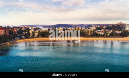 Front frontal de plage Manly Beach à partir de la mi-drone aérien vol vers port au milieu de l'intérieur et à distance et de la CDB de Middle Head. Banque D'Images