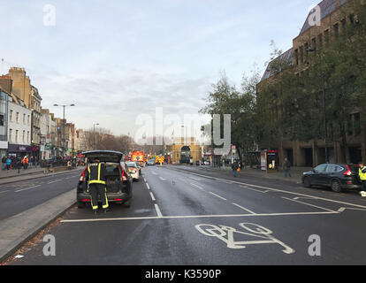 La photo doit être crédité ©Presse Alpha 066465 05/12/2016 Une rafale d'eau principale sur la rue dans Angel Islington a touché des maisons et des entreprises le long d'une partie d'un itinéraire par le nord de Londres. Les entreprises du quartier de boutiques et de restaurants populaires autour de Camden Passage sont sous l'eau, et une partie de l'A1 a été fermée à la circulation. Routes de la région ont été fermées, avec la fermeture de la rue entre la station de métro Angel et d'Islington Green. Banque D'Images