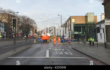 La photo doit être crédité ©Presse Alpha 066465 05/12/2016 Une rafale d'eau principale sur la rue dans Angel Islington a touché des maisons et des entreprises le long d'une partie d'un itinéraire par le nord de Londres. Les entreprises du quartier de boutiques et de restaurants populaires autour de Camden Passage sont sous l'eau, et une partie de l'A1 a été fermée à la circulation. Routes de la région ont été fermées, avec la fermeture de la rue entre la station de métro Angel et d'Islington Green. Banque D'Images