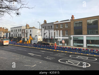 La photo doit être crédité ©Presse Alpha 066465 05/12/2016 Une rafale d'eau principale sur la rue dans Angel Islington a touché des maisons et des entreprises le long d'une partie d'un itinéraire par le nord de Londres. Les entreprises du quartier de boutiques et de restaurants populaires autour de Camden Passage sont sous l'eau, et une partie de l'A1 a été fermée à la circulation. Routes de la région ont été fermées, avec la fermeture de la rue entre la station de métro Angel et d'Islington Green. Banque D'Images