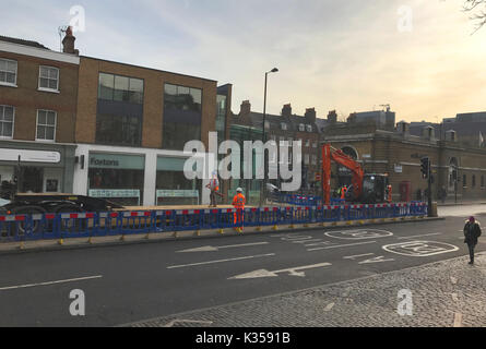 La photo doit être crédité ©Presse Alpha 066465 05/12/2016 Une rafale d'eau principale sur la rue dans Angel Islington a touché des maisons et des entreprises le long d'une partie d'un itinéraire par le nord de Londres. Les entreprises du quartier de boutiques et de restaurants populaires autour de Camden Passage sont sous l'eau, et une partie de l'A1 a été fermée à la circulation. Routes de la région ont été fermées, avec la fermeture de la rue entre la station de métro Angel et d'Islington Green. Banque D'Images