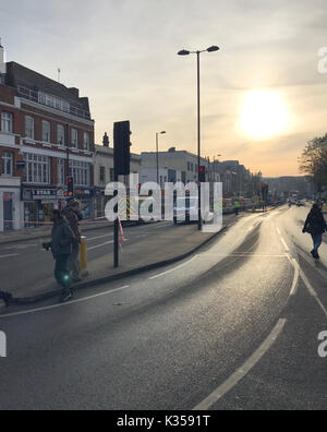 La photo doit être crédité ©Presse Alpha 066465 05/12/2016 Une rafale d'eau principale sur la rue dans Angel Islington a touché des maisons et des entreprises le long d'une partie d'un itinéraire par le nord de Londres. Les entreprises du quartier de boutiques et de restaurants populaires autour de Camden Passage sont sous l'eau, et une partie de l'A1 a été fermée à la circulation. Routes de la région ont été fermées, avec la fermeture de la rue entre la station de métro Angel et d'Islington Green. Banque D'Images