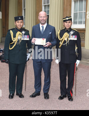 La photo doit être crédité ©Presse Alpha 079965 06/12/2016 Alan Shearer Investitures à Buckingham Palace Londres Banque D'Images