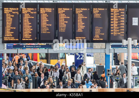 Mise à niveau de Waterloo ..... Les voyageurs arrivant à Waterloo durant la mise à niveau avec la moitié de l'utilisation de plates-formes de crédit : Evening Standard Banque D'Images