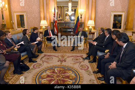 La photo doit être crédité ©Presse Alpha 079965 02/11/2016 Jeremy Corbyn rencontre le président colombien Juan Manuel Santos avec Emily Thornberry lors d'une réunion au Palais de Buckingham à Londres. Banque D'Images