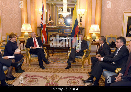 La photo doit être crédité ©Presse Alpha 079965 02/11/2016 Jeremy Corbyn rencontre le président colombien Juan Manuel Santos avec Emily Thornberry lors d'une réunion au Palais de Buckingham à Londres. Banque D'Images