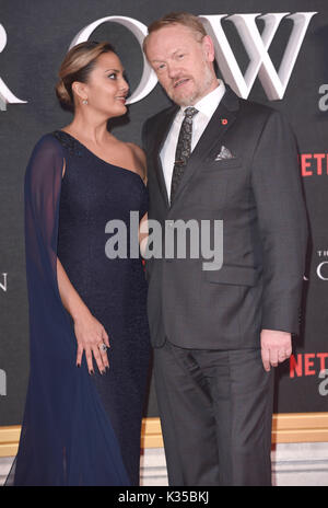 La photo doit être crédité ©Presse Alpha 079965 01/11/2016 Jared Harris et Femme Allegra Riggio La Couronne séries télé Premiere Leicester Square Londres Banque D'Images