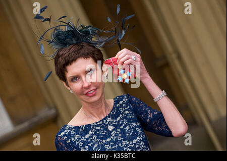 La photo doit être crédité ©Presse Alpha 075782 15/05/2012 Denise Coates est attribué un commandant de l'Empire britannique (CBE) Investitures à Buckingham Palace, Londres. La femme la mieux payée, mère de cinq enfants qui dirige l'entreprise de paris en ligne bet365 a remporté £117millions de dollars l'année dernière. En tant que chef de la direction de la société de jeu en ligne Bet365, le milliardaire timide était payé £54millions en 2015 Ð avec £63.5M$ en dividendes. Selon le magazine Forbes elle a une valeur nette de € 2.8Billion. Banque D'Images