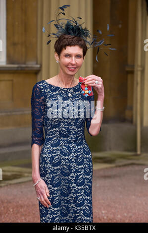 La photo doit être crédité ©Presse Alpha 075782 15/05/2012 Denise Coates est attribué un commandant de l'Empire britannique (CBE) Investitures à Buckingham Palace, Londres. La femme la mieux payée, mère de cinq enfants qui dirige l'entreprise de paris en ligne bet365 a remporté £117millions de dollars l'année dernière. En tant que chef de la direction de la société de jeu en ligne Bet365, le milliardaire timide était payé £54millions en 2015 Ð avec £63.5M$ en dividendes. Selon le magazine Forbes elle a une valeur nette de € 2.8Billion. Banque D'Images