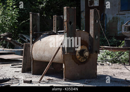 Old rusty metal tank pour le chauffage de l'eau Banque D'Images