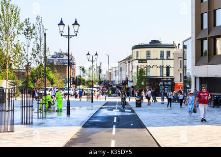 Voies cyclables dans 'Navigator' carrés, le nouveau centre piétonnier d'Archway, au nord de Londres, UK Banque D'Images