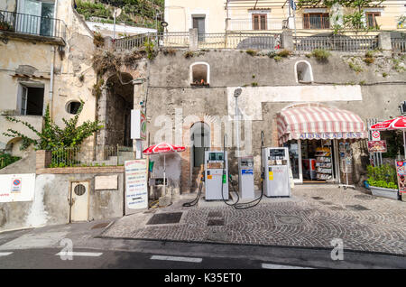 Petit magasin local à Positano, Italie vente de carburant essence. Banque D'Images