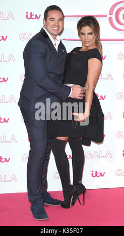 La photo doit être crédité ©Presse Alpha 079965 24/11/2016 Katie Price AKA Jordan et Mari et Kieran Hayler Gala 2016 ITV London Palladium Argyle Street Londres Banque D'Images