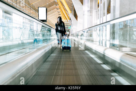 Femme marche dans l'aéroport Banque D'Images