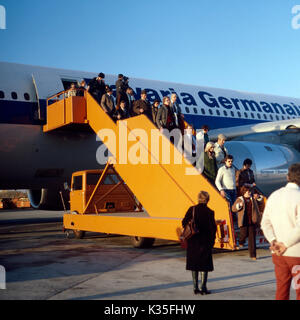 Flugzeug bei der Ankunft mit Gästen aussteigenden, 1980er. Avion à l'arrivée avec le débarquement des invités, des années 1980. Banque D'Images