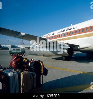 Flugzeug auf der Landebahn mit Gepäckstücken, 1980er. Avion sur la piste avec une assurance, 1980. Banque D'Images