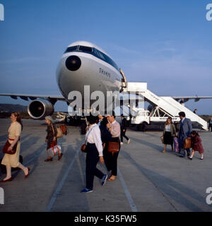 Flugzeug bei der Ankunft nur aussteigenden Gästen en Athènes, 1980er. Avion à l'arrivée avec le débarquement des personnes à Athènes, 1980. Banque D'Images