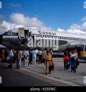 Flugzeug bei der Ankunft mit Gästen aussteigenden, 1980er. Avion à l'arrivée avec le débarquement des invités, des années 1980. Banque D'Images