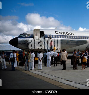 Flugzeug bei der Ankunft mit Gästen aussteigenden, 1980er. Avion à l'arrivée avec le débarquement des invités, des années 1980. Banque D'Images