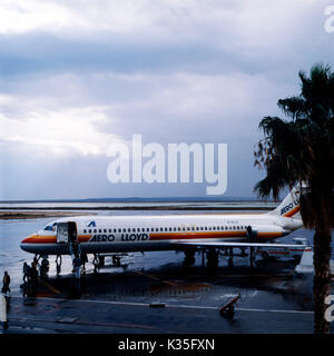 Flugzeug bei der Ankunft nur aussteigenden dans Gästen Tunesien, 1980er. Avion à l'arrivée avec le débarquement des personnes en Tunisie, 1980. Banque D'Images