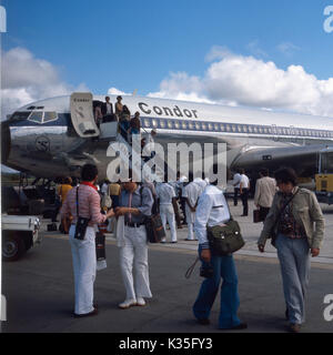 Flugzeug bei der Ankunft mit Gästen aussteigenden, 1980er. Avion à l'arrivée avec le débarquement des invités, des années 1980. Banque D'Images