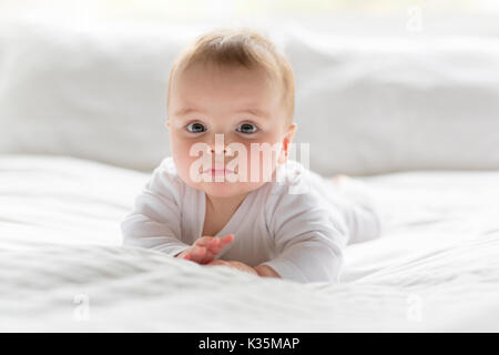 Heureux mignon bébé fille de 7 mois dans le mensonge et à l'érythème fessier Banque D'Images