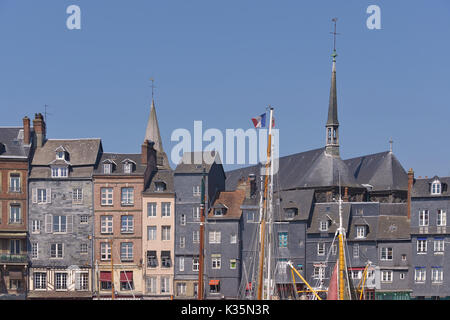 Façades de bâtiment et l'église Sainte-Catherine avec de voile mât à Honfleur, commune française située dans le département de la région Basse-Normandie Banque D'Images