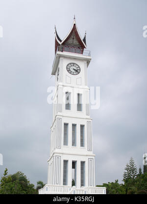 Jam Gadang, Bukittinggi white Clock Tower dans le centre de Lombok, une ville de l'ouest des Highlands de Minangkabau à Sumatra. Il se trouve au milieu de la Sa Banque D'Images