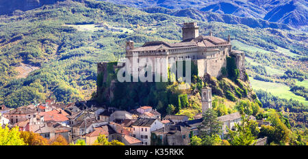 Bardi impressionnant château et village,vue panoramique,Emilia Romagna,italie. Banque D'Images