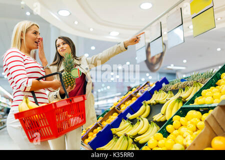 Belles femmes shopping fruits et légumes Banque D'Images