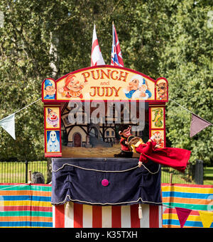 Un traditionnel Punch and Judy show par David Wilde dans un parc anglais à l'été à Brentwood, Essex Banque D'Images