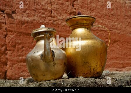 Metal'eau pichets au Népal Banque D'Images