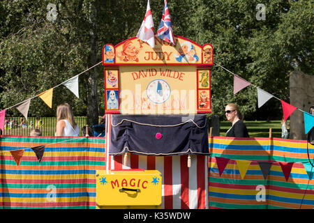 Un traditionnel Punch and Judy show par David Wilde dans un parc anglais à l'été à Brentwood, Essex Banque D'Images