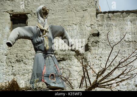 Scarecrow à l'extérieur d'une maison de boue traditionnelle à Lo Manthang, haute Mustang Banque D'Images